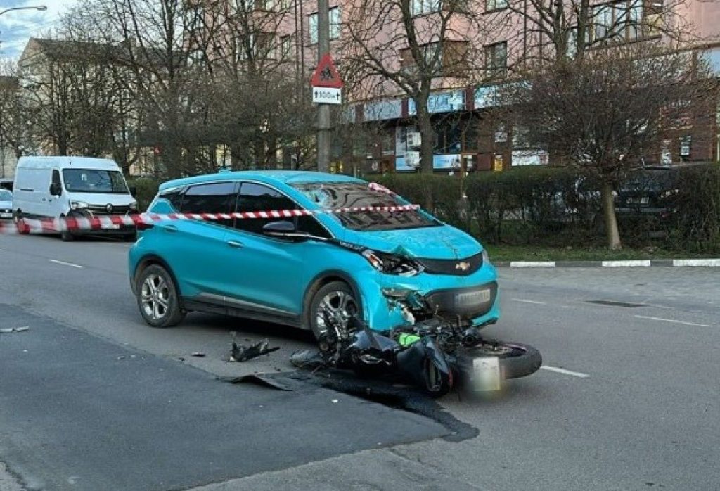 У Франківську 18-річний мотоцикліст виїхав на зустрічну смугу і зіткнувся з автомобілем: двоє постраждалих